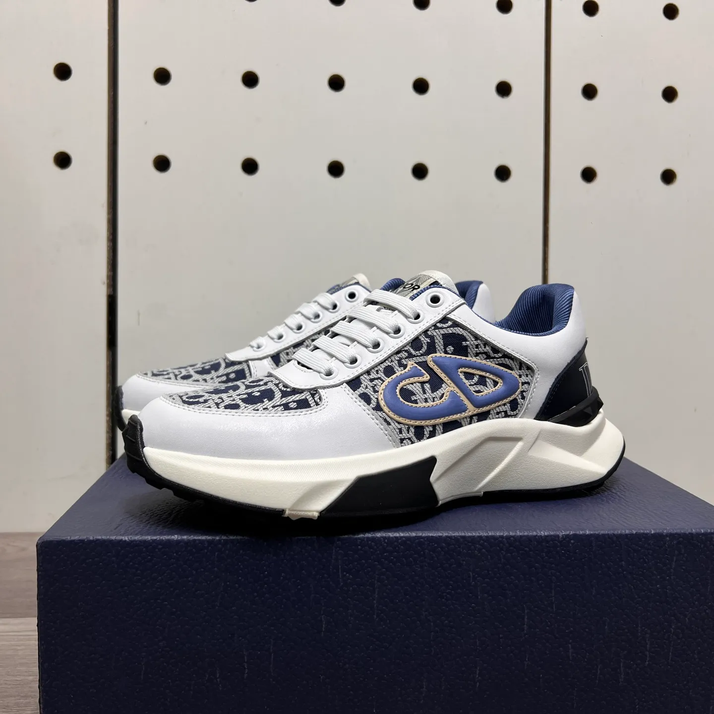 Factory price: 438💰Dior original quality.~ Unique modern style sneakers. 🏃A must-have casual shoe for trendy men😍😍 Imported cowhide fabric, sheepskin foot pads (refuse to discolor and grind feet) soles: Original soles specially provided by the original factory, French lazy style design ⚠️Fit to the feet, original quality, super comfortable original soles. Just like shooting the real thing 🎬The real thing is better, high-quality sneakers, size: 38-44 (45 and 46 can be customized)